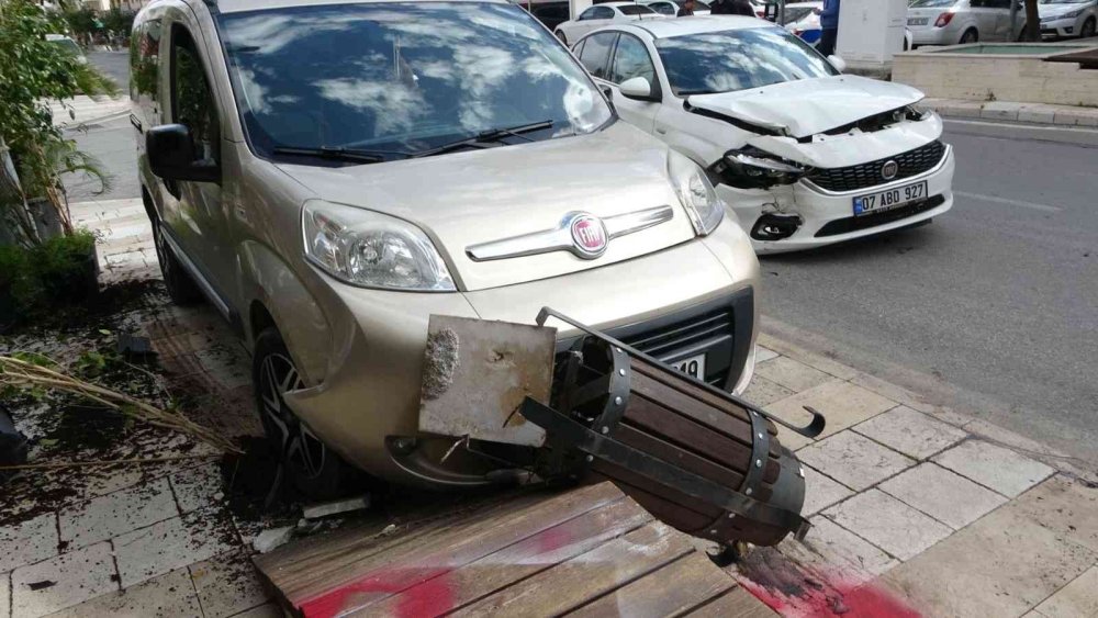 Kaza Yapan Araç Çöp Kutusuna Takıldı