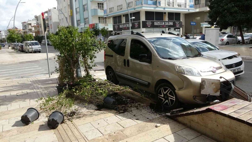 Kaza Yapan Araç Çöp Kutusuna Takıldı
