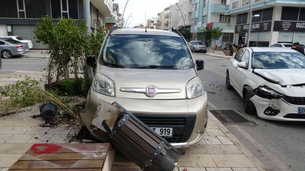 Kaza Yapan Araç Çöp Kutusuna Takıldı