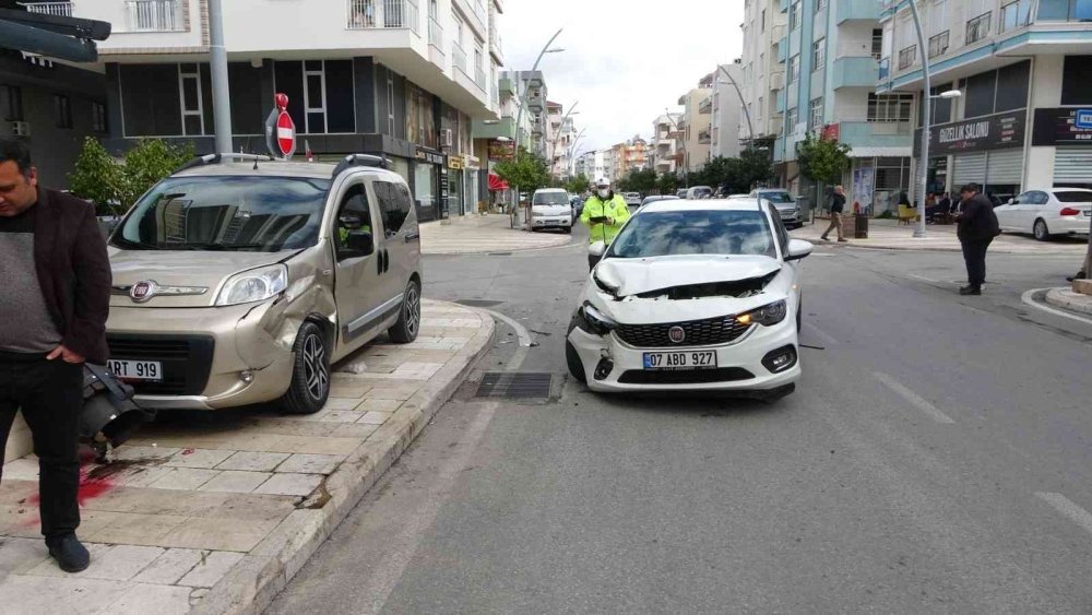 Kaza Yapan Araç Çöp Kutusuna Takıldı