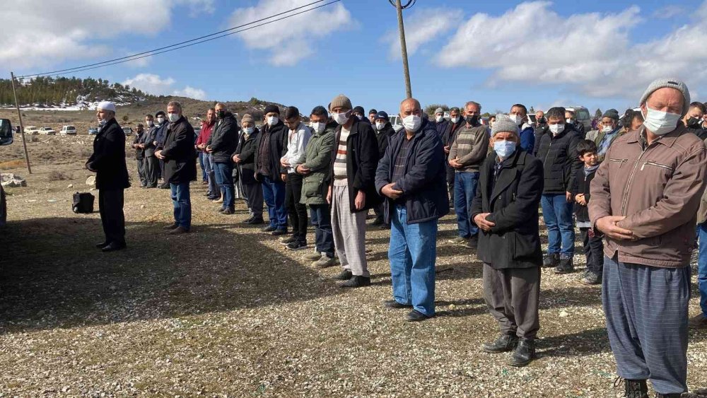 Kocasının Katlettiği Genç Kadın Gülnar'da Defnedildi