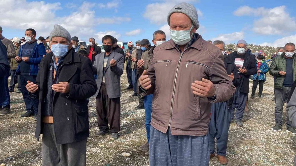 Kocasının Katlettiği Genç Kadın Gülnar'da Defnedildi