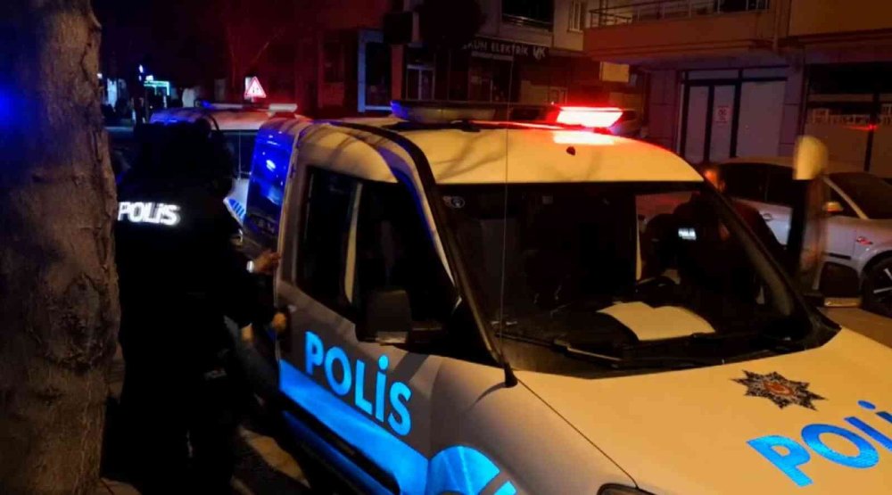 4 Ayrı Suçtan Aranıyordu, Yakalanınca Basına Sardı