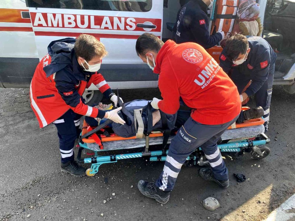 Aksaray’da Hafif Ticari Araçla Otomobil Çarpıştı: 2 Yaralı