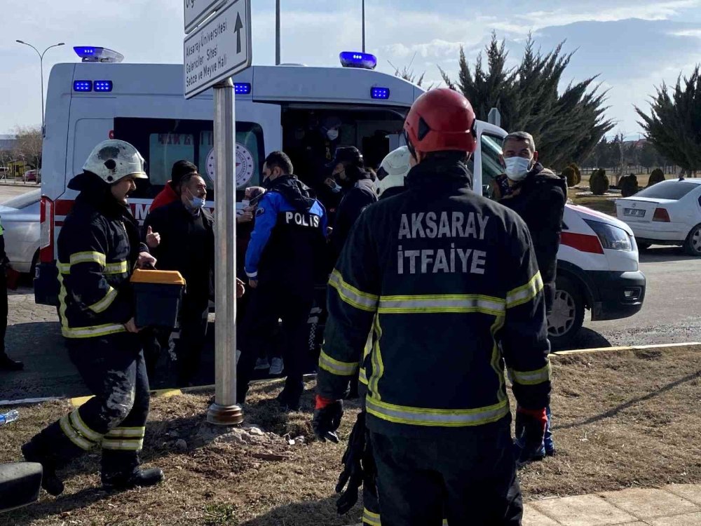 Aksaray’da Hafif Ticari Araçla Otomobil Çarpıştı: 2 Yaralı