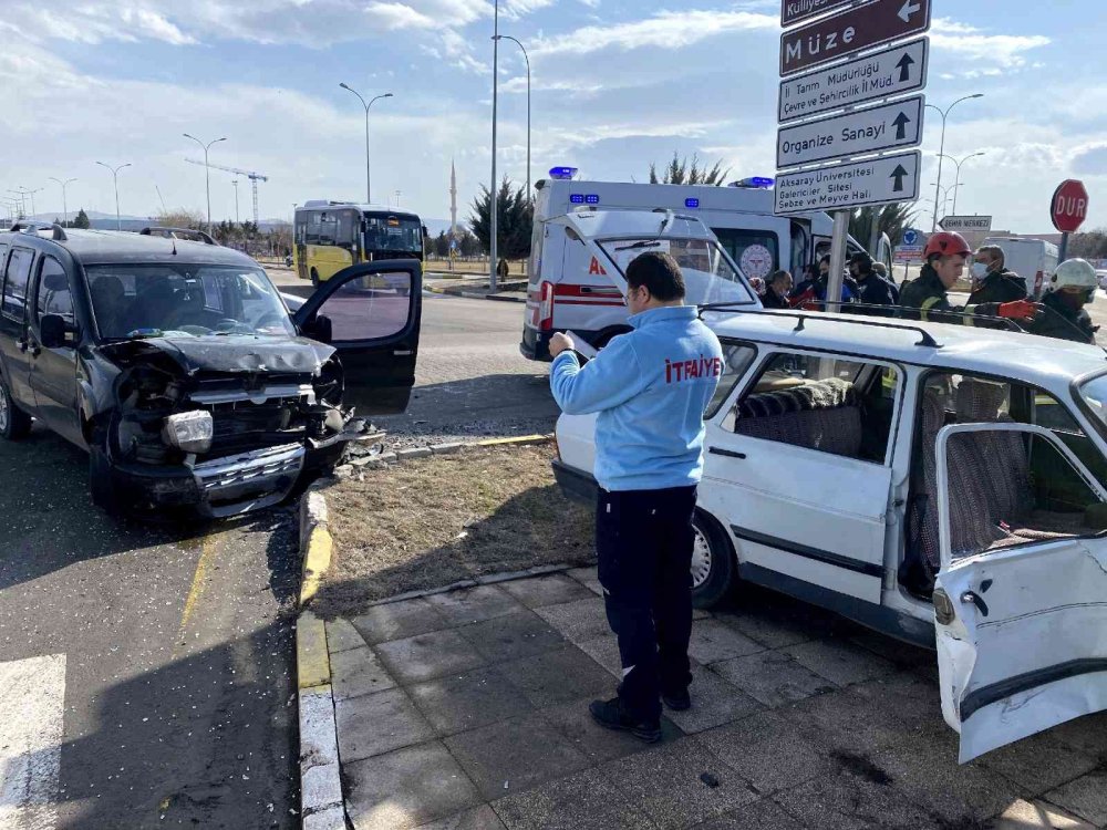 Aksaray’da Hafif Ticari Araçla Otomobil Çarpıştı: 2 Yaralı