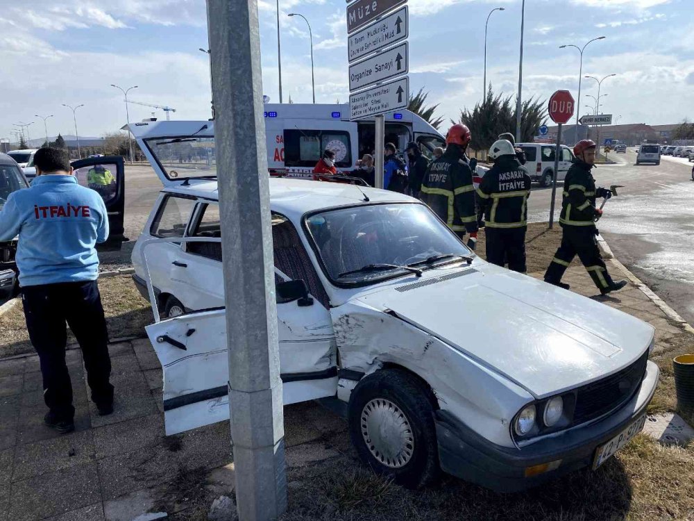 Aksaray’da Hafif Ticari Araçla Otomobil Çarpıştı: 2 Yaralı