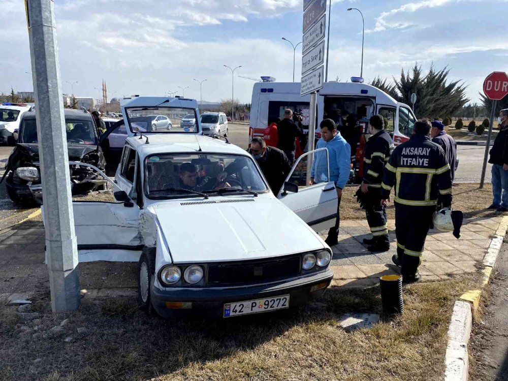 Aksaray’da Hafif Ticari Araçla Otomobil Çarpıştı: 2 Yaralı