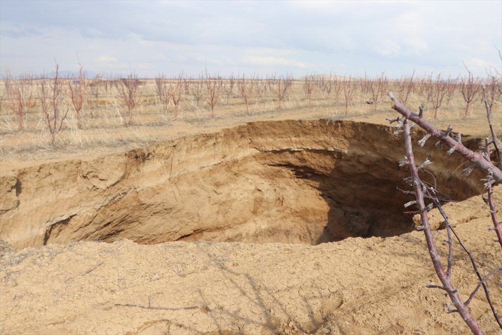 Ve Obruklar Karamanlı Üreticinin Bahçesinde