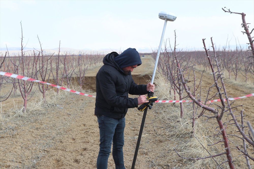 Ve Obruklar Karamanlı Üreticinin Bahçesinde