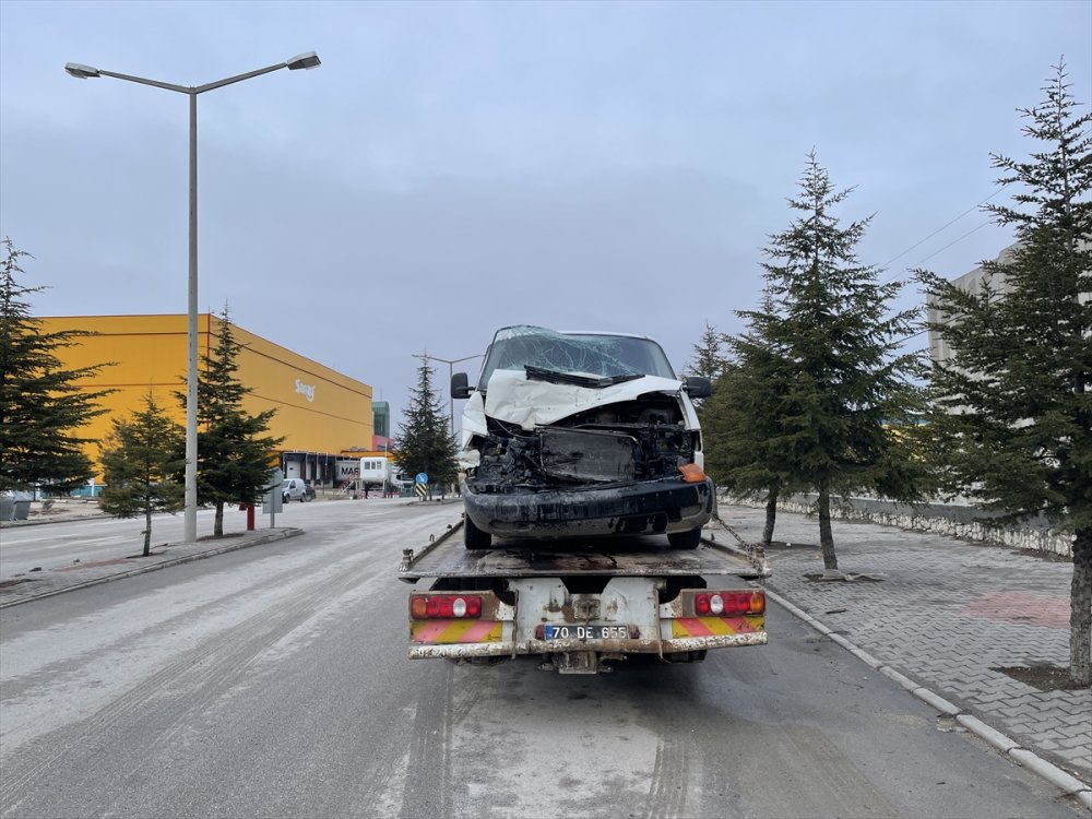 Ereğli'den Karaman OSB'ye Gelen Servis Aracı Kaza Yaptı