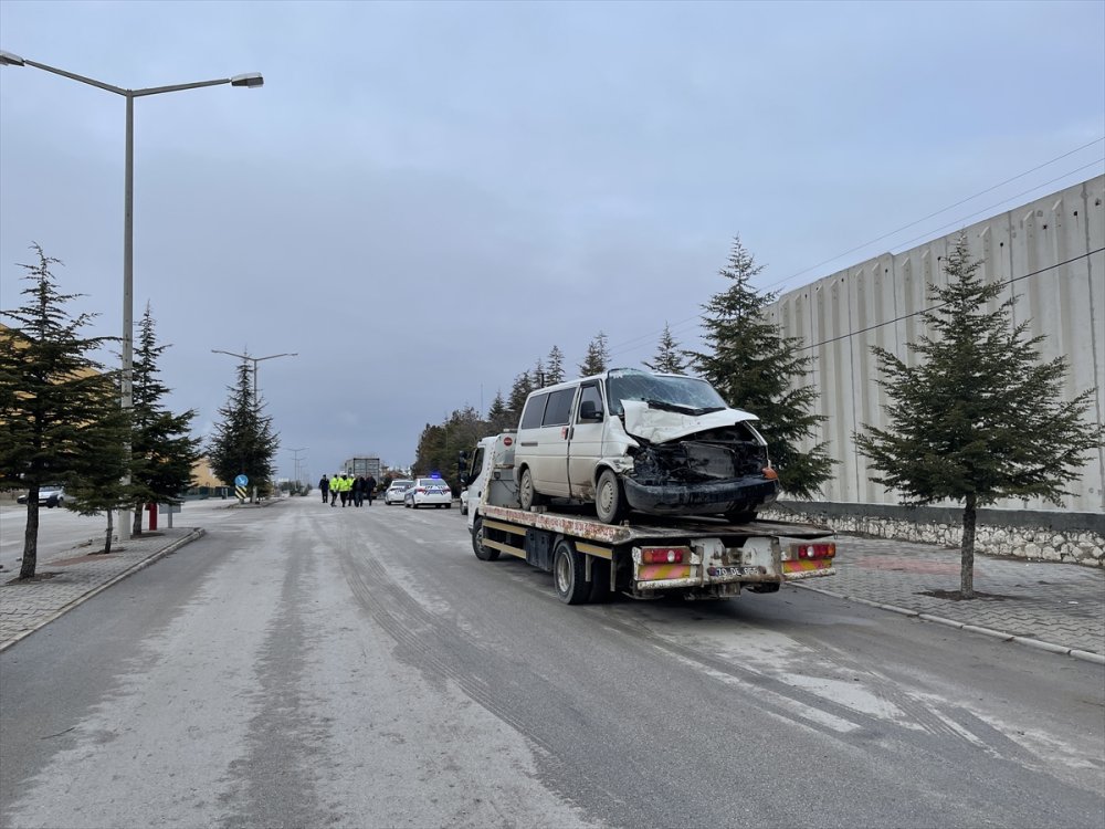 Ereğli'den Karaman OSB'ye Gelen Servis Aracı Kaza Yaptı