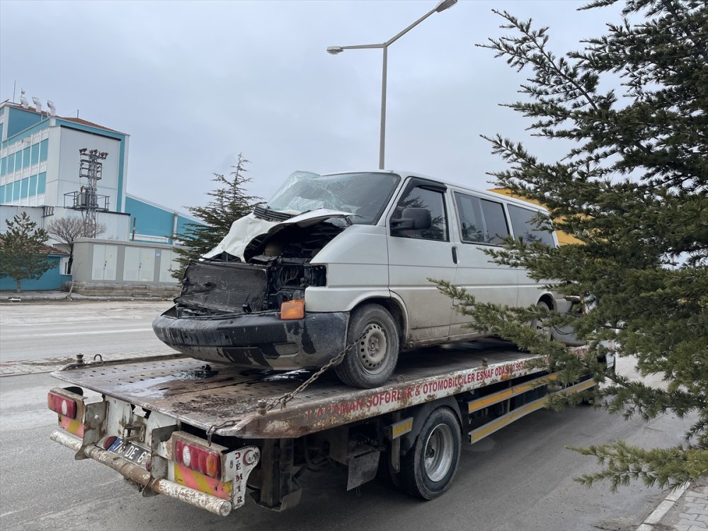 Ereğli'den Karaman OSB'ye Gelen Servis Aracı Kaza Yaptı