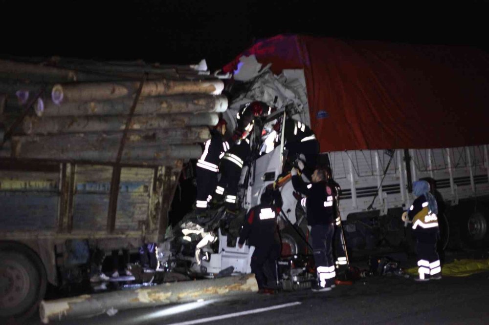 Kamyon Tomruk Yüklü Kamyona Arkadan Çarptı: 1 Ölü, 1 Yaralı