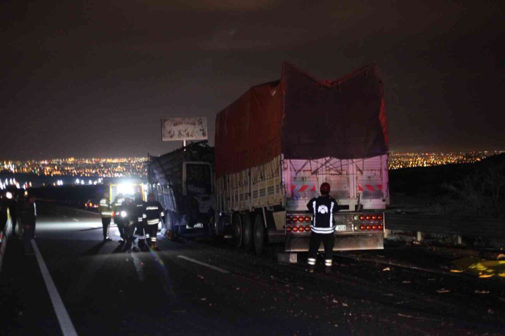 Kamyon Tomruk Yüklü Kamyona Arkadan Çarptı: 1 Ölü, 1 Yaralı