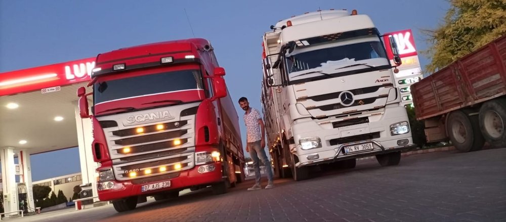 Kamyon Tomruk Yüklü Kamyona Arkadan Çarptı: 1 Ölü, 1 Yaralı