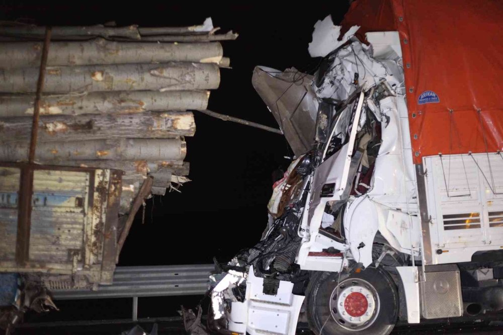 Kamyon Tomruk Yüklü Kamyona Arkadan Çarptı: 1 Ölü, 1 Yaralı