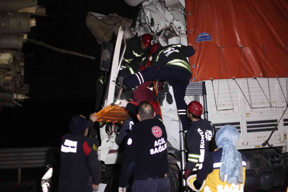 Kamyon Tomruk Yüklü Kamyona Arkadan Çarptı: 1 Ölü, 1 Yaralı