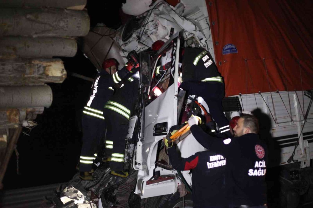 Kamyon Tomruk Yüklü Kamyona Arkadan Çarptı: 1 Ölü, 1 Yaralı