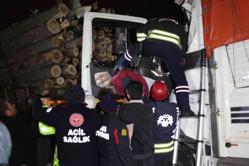 Kamyon Tomruk Yüklü Kamyona Arkadan Çarptı: 1 Ölü, 1 Yaralı