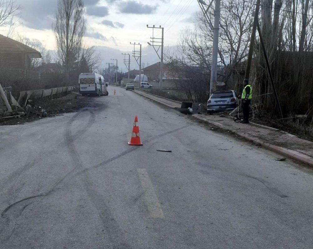 Konya’da Öğrenci Servisi İle Otomobil Çarpıştı: 14 Yaralı