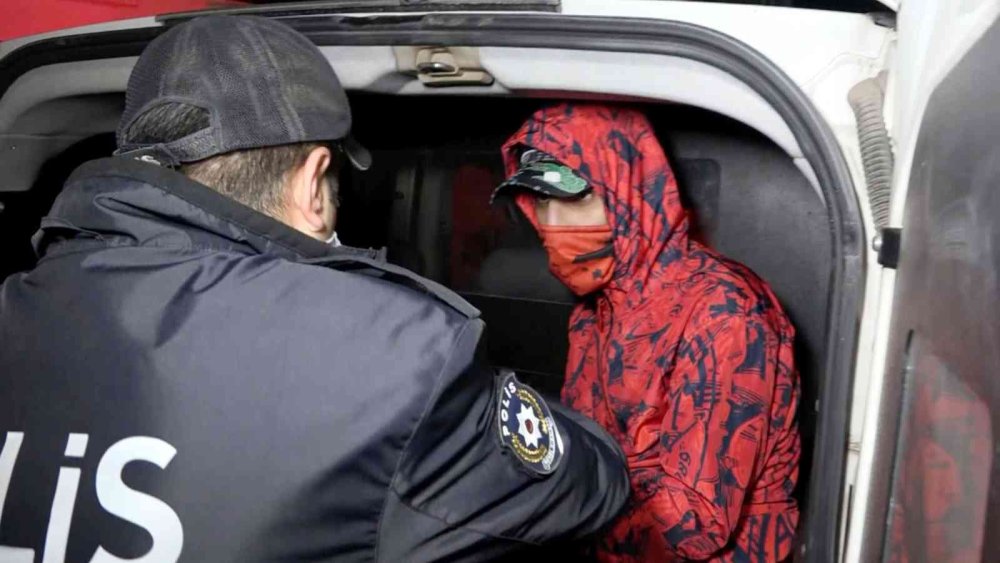 Aksaray'da Silahla Yakalanınca Bir Birlerini Sattılar