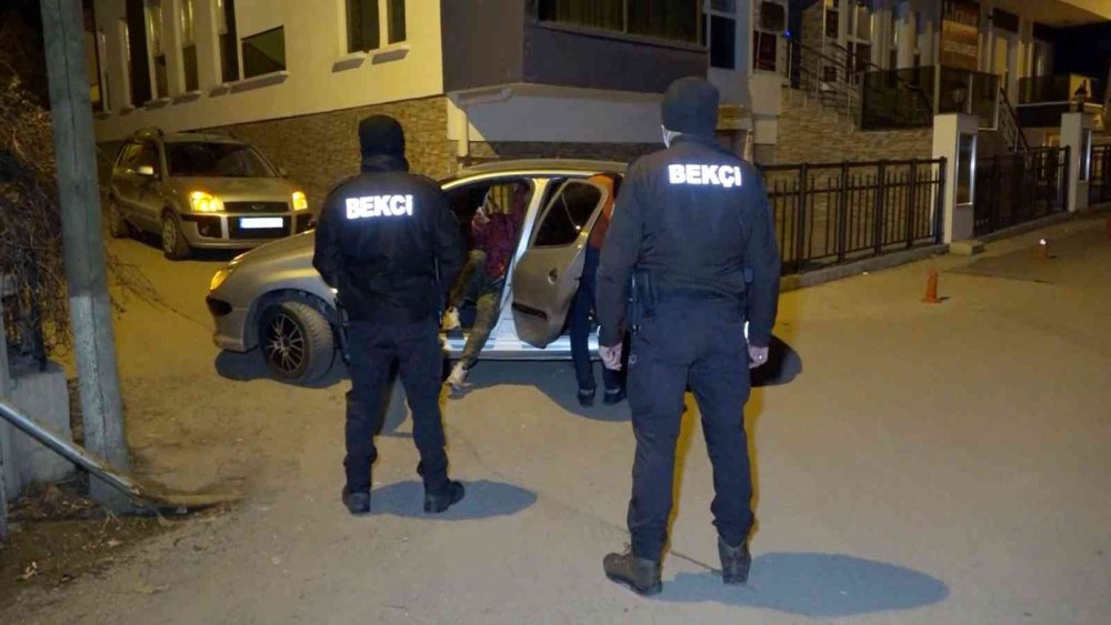 Aksaray'da Silahla Yakalanınca Bir Birlerini Sattılar