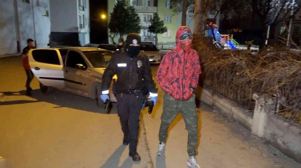 Aksaray'da Silahla Yakalanınca Bir Birlerini Sattılar