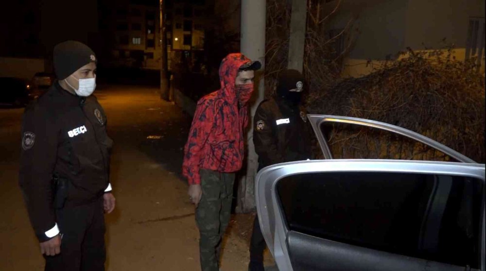 Aksaray'da Silahla Yakalanınca Bir Birlerini Sattılar