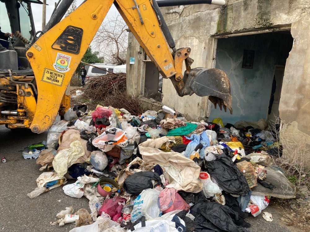 Mersin'de Bir Evden 3 Kamyon Çöp Çıktı