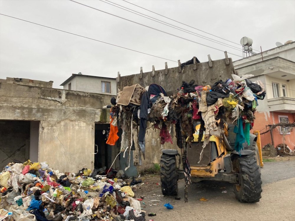 Mersin'de Bir Evden 3 Kamyon Çöp Çıktı