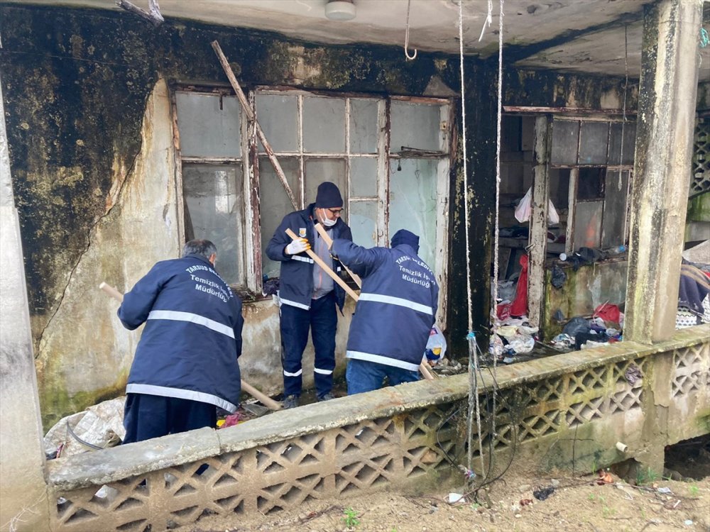 Mersin'de Bir Evden 3 Kamyon Çöp Çıktı