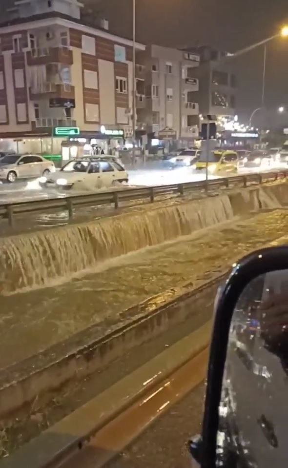 Antalya'da Venedik sokaklarını Andıran Görüntüler