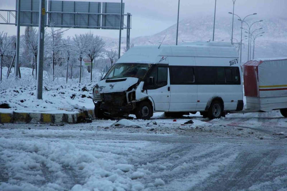 Konya’da İşçi Taşıyan Servis Minibüsleri Çarpıştı: 14 Yaralı
