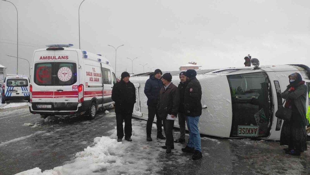 Konya’da İşçi Taşıyan Servis Minibüsleri Çarpıştı: 14 Yaralı