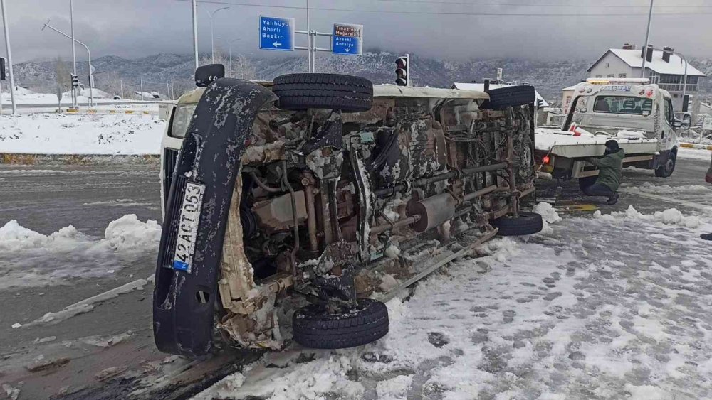 Konya’da İşçi Taşıyan Servis Minibüsleri Çarpıştı: 14 Yaralı