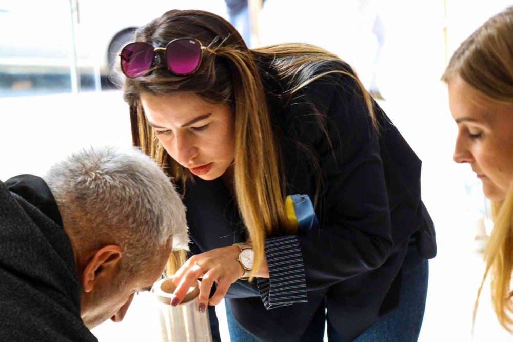 Emlak Ofisini Yardım Merkezine Çevirdi