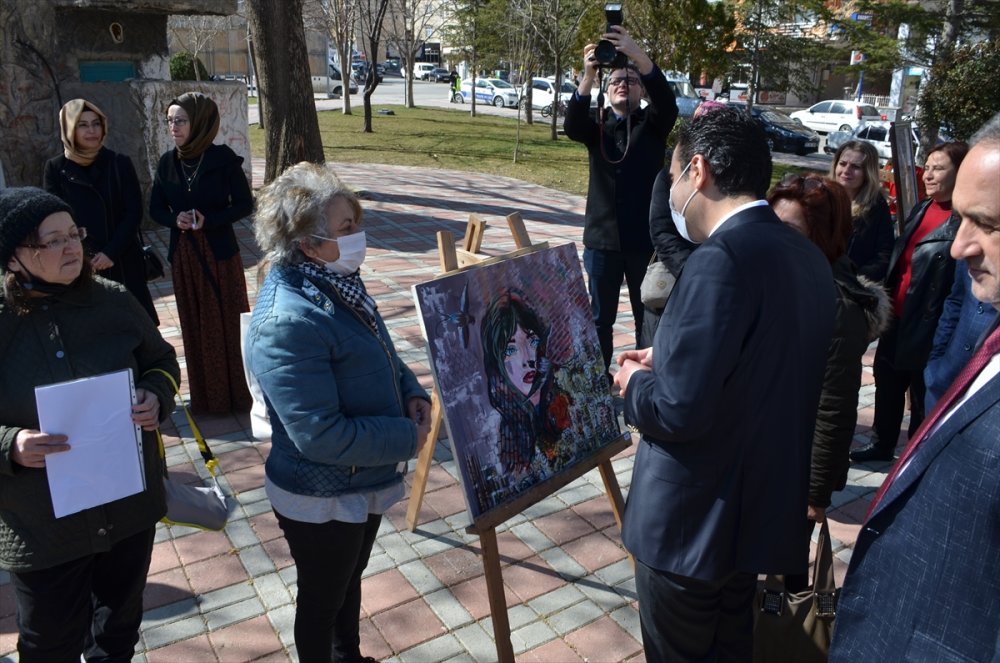 Karaman'da Kadınlar İçlerindeki Renkleri Sergilediler