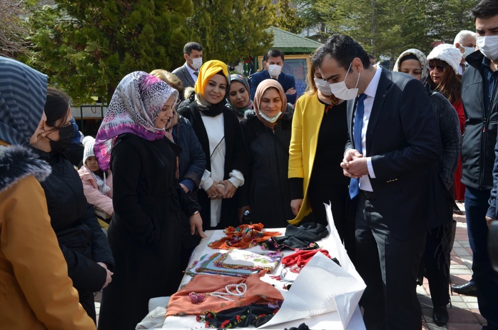 Karaman'da Kadınlar İçlerindeki Renkleri Sergilediler