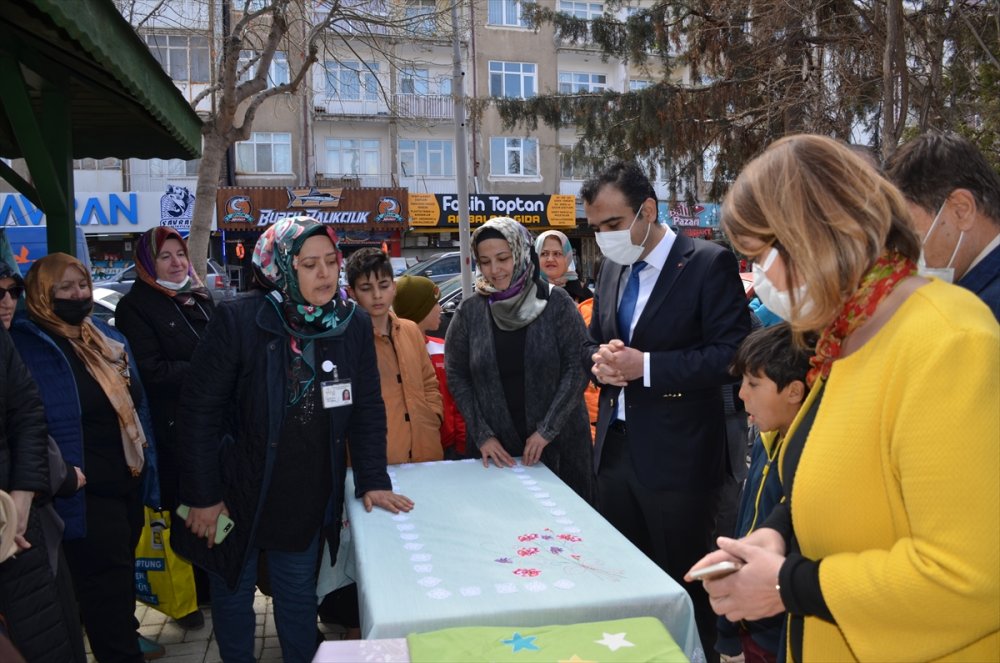 Karaman'da Kadınlar İçlerindeki Renkleri Sergilediler