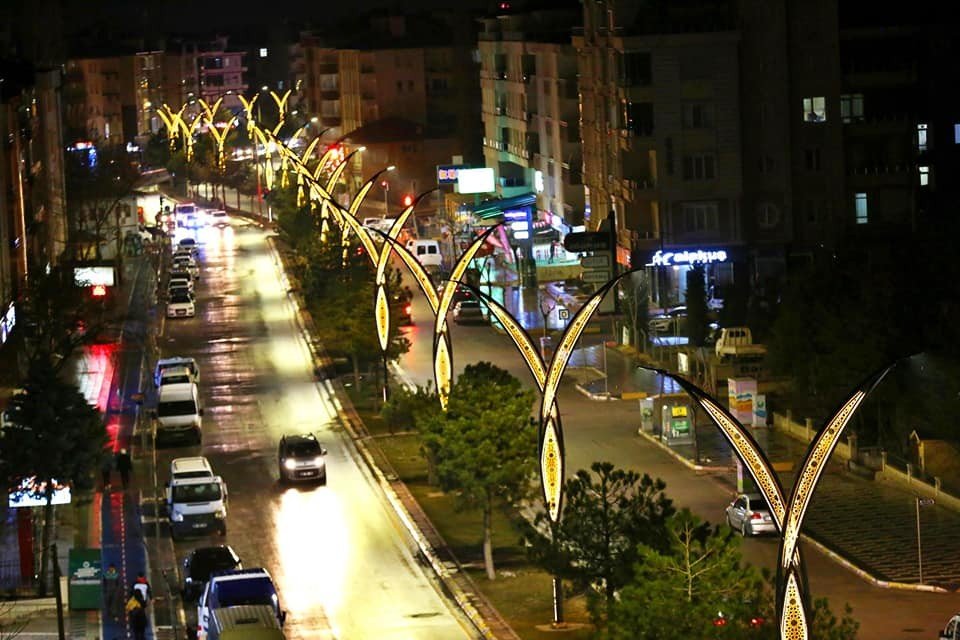Aksaray’da Enerji Tasarruflu Dekoratif Aydınlatmalar Faaliyete Girdi
