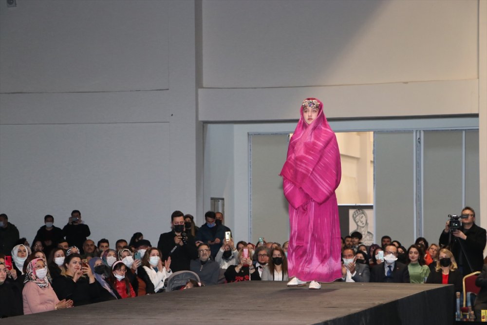 Karaman'da "Geçmişten Günümüze" Defilesi Düzenlendi