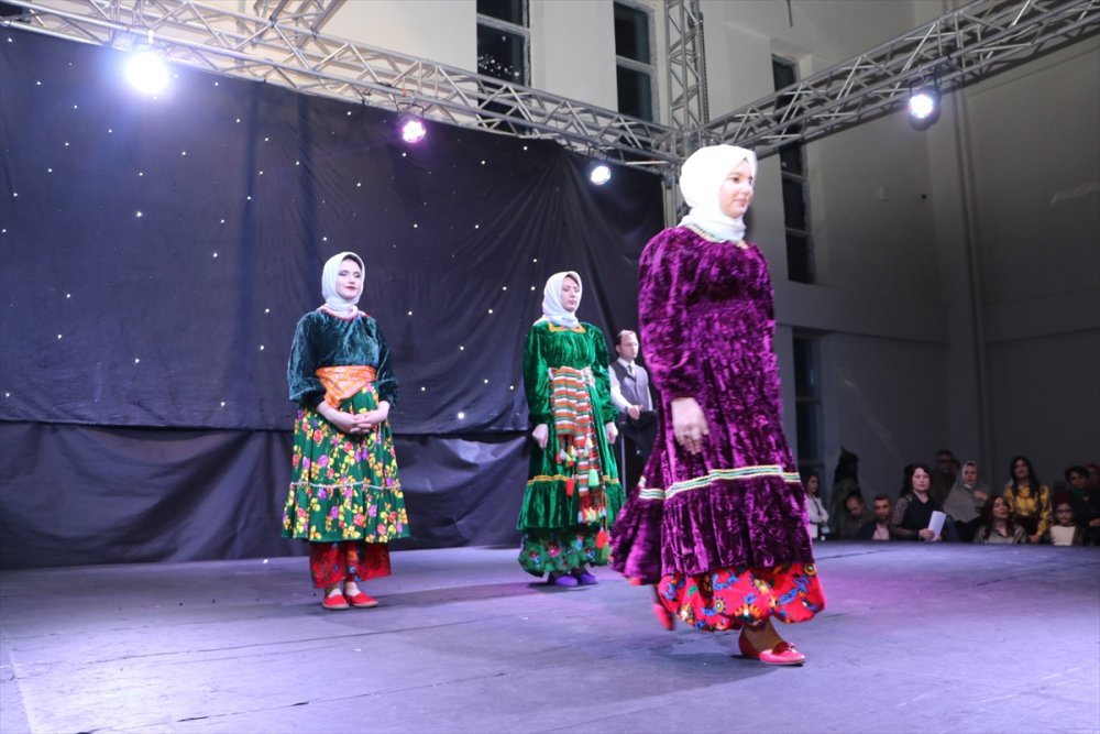 Karaman'da "Geçmişten Günümüze" Defilesi Düzenlendi