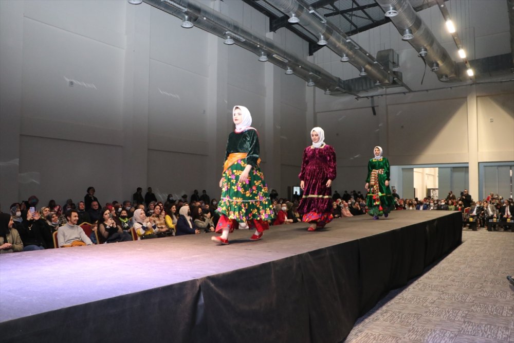 Karaman'da "Geçmişten Günümüze" Defilesi Düzenlendi