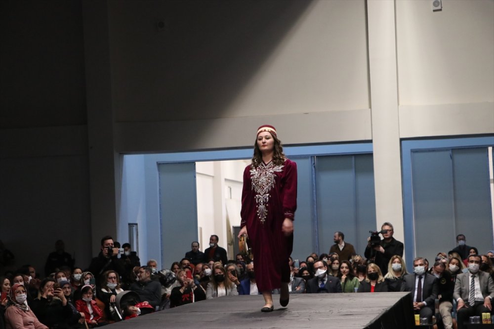 Karaman'da "Geçmişten Günümüze" Defilesi Düzenlendi