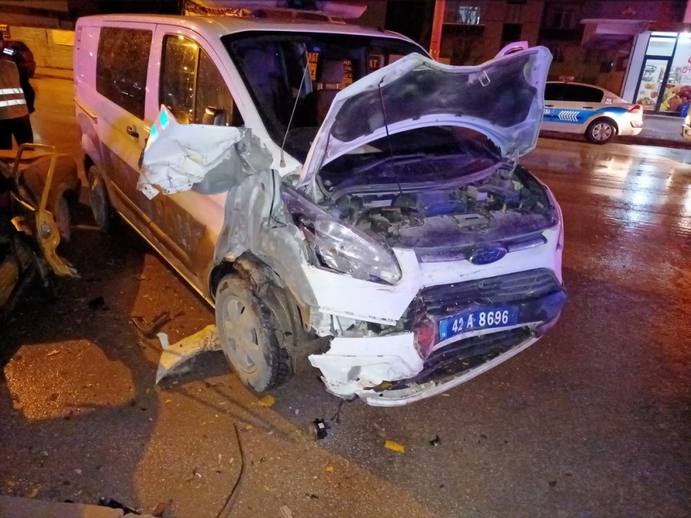 Ereğli'de Polis Aracı İle Otomobilin Çarpıştı