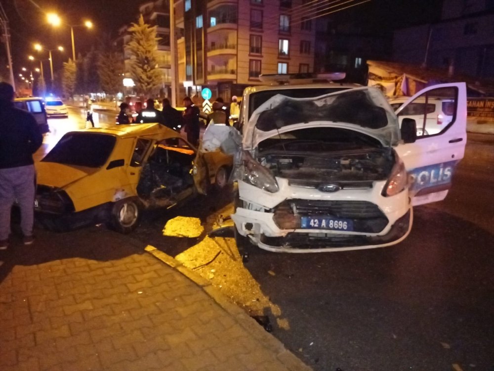Ereğli'de Polis Aracı İle Otomobilin Çarpıştı