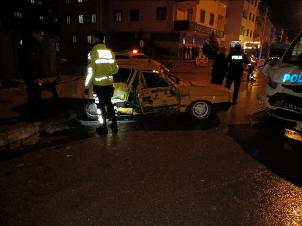 Ereğli'de Polis Aracı İle Otomobilin Çarpıştı