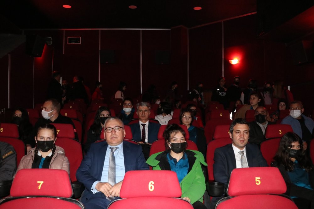 Niğde'de Öğrenciler "Kesişme, İyi Ki Varsın Eren" Filmini İzledi