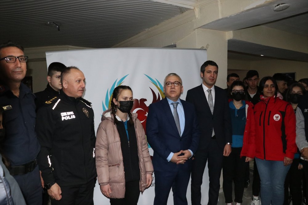 Niğde'de Öğrenciler "Kesişme, İyi Ki Varsın Eren" Filmini İzledi